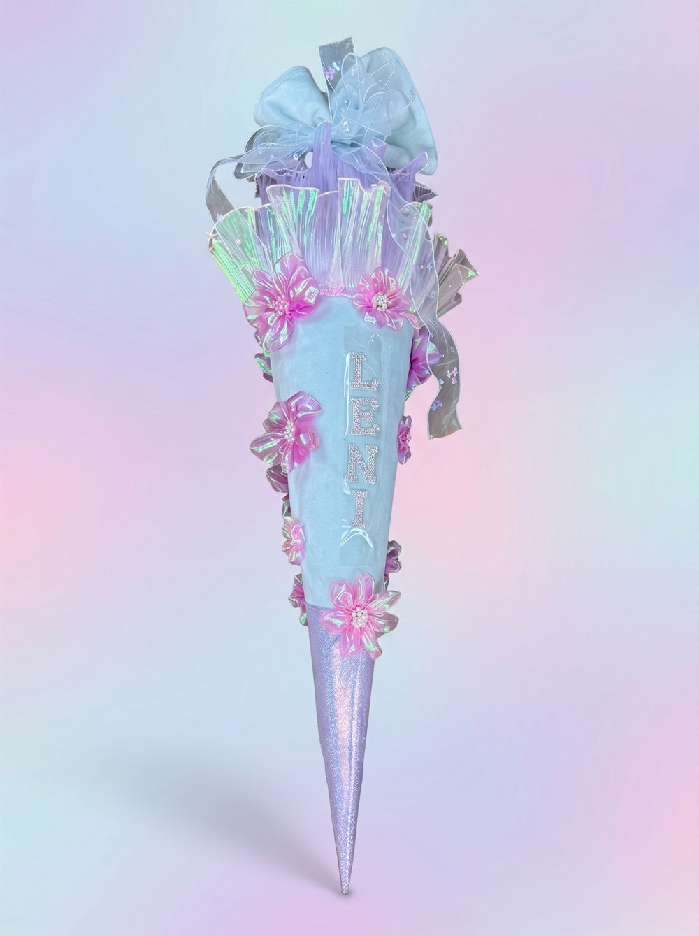 Handgefertigte Schultüte mit Blüten in Rosa und Hellblau