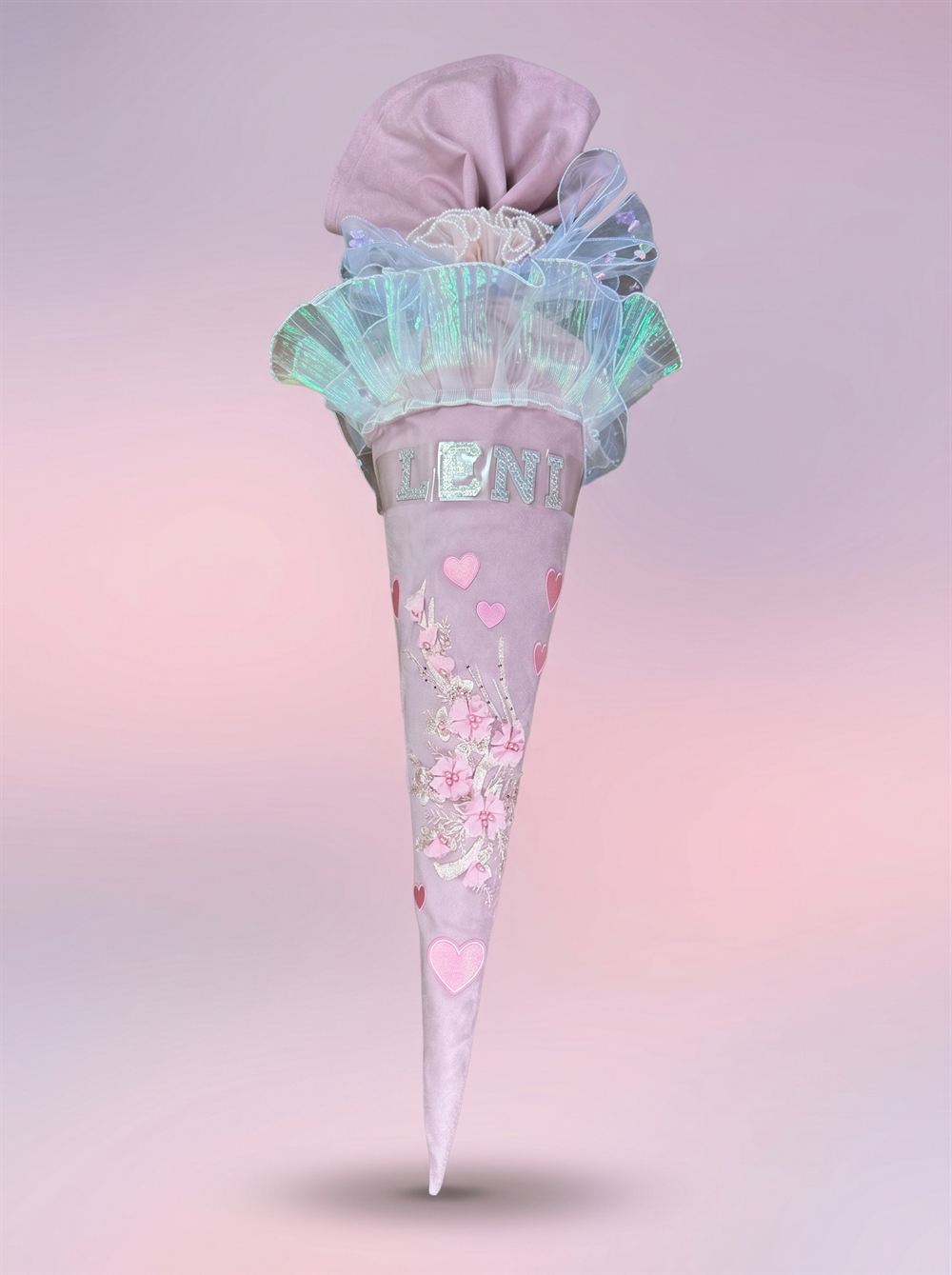 Rosa Schultüte mit zarten Herzen und Blüten