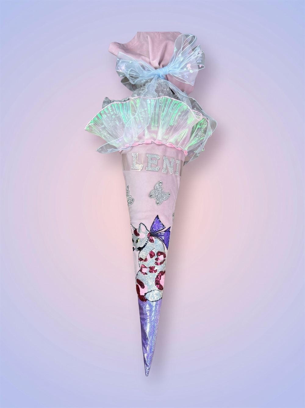 Schultüte mit glitzerndem Schmetterling in Lila und Pink